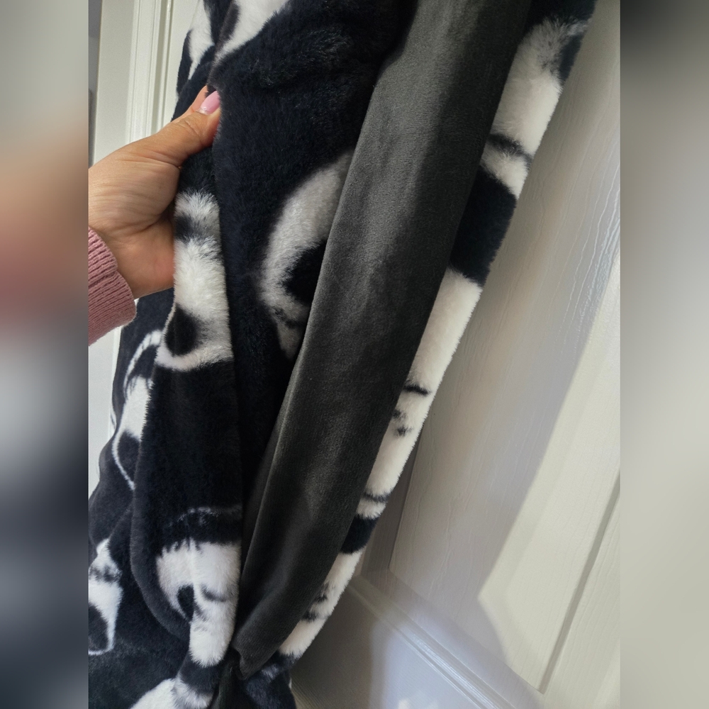 Disney Jack Skellington Luxe Faux Rabbit Fur Throw Blanket NBC Nightmare Before - Picture 4 of 5